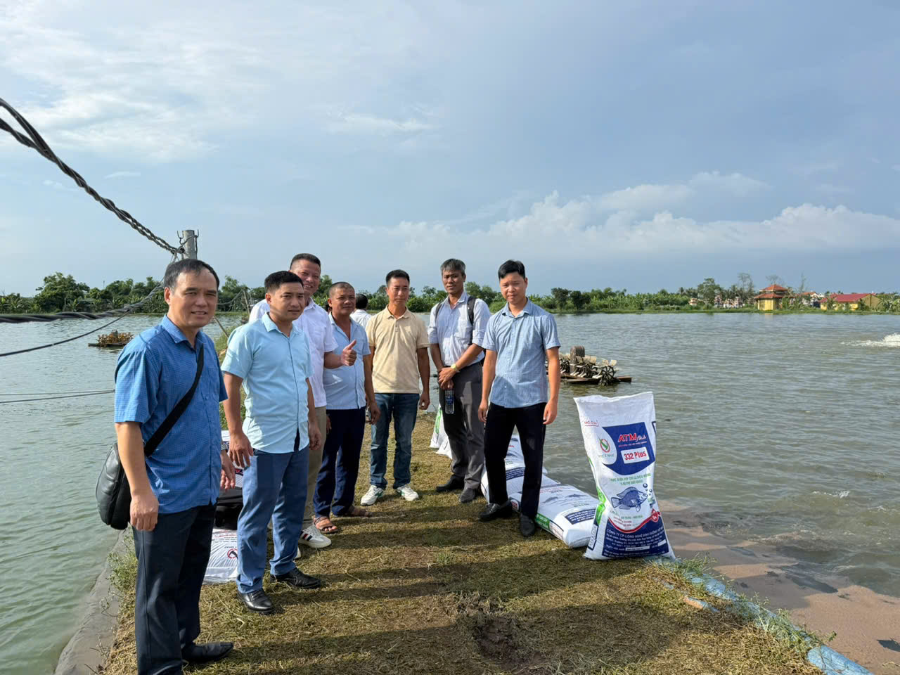 Đại biểu tham quan vùng nuôi cá rô phi tại Hải Dương