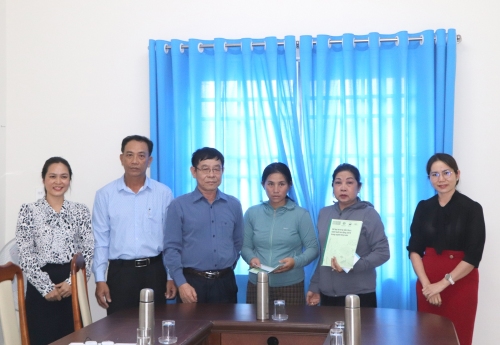 Đại diện Hội Thủy sản TPHCM trao tiền hỗ trợ cho các chủ tàu cá