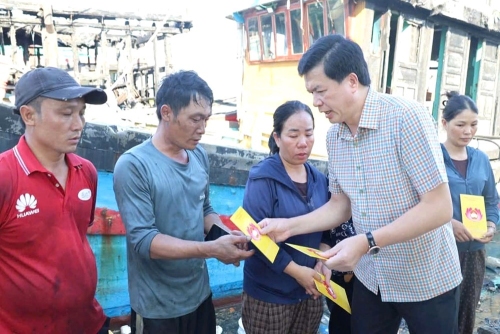 Nghệ An: Hỗ trợ 5 hộ ngư dân có tàu cá bị cháy