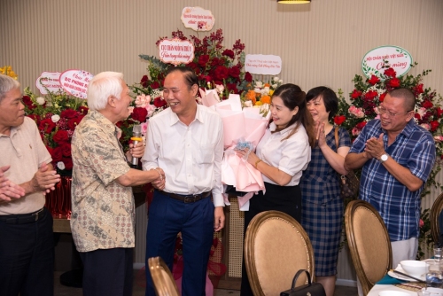 Hội Thủy sản Việt Nam chúc mừng đồng chí Phùng Đức Tiến đón nhận Huân chương Độc lập hạng Ba
