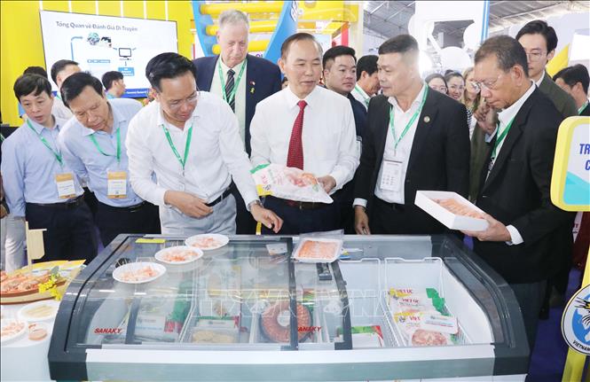 Đại biểu tham quan các gian hàng hội chợ.