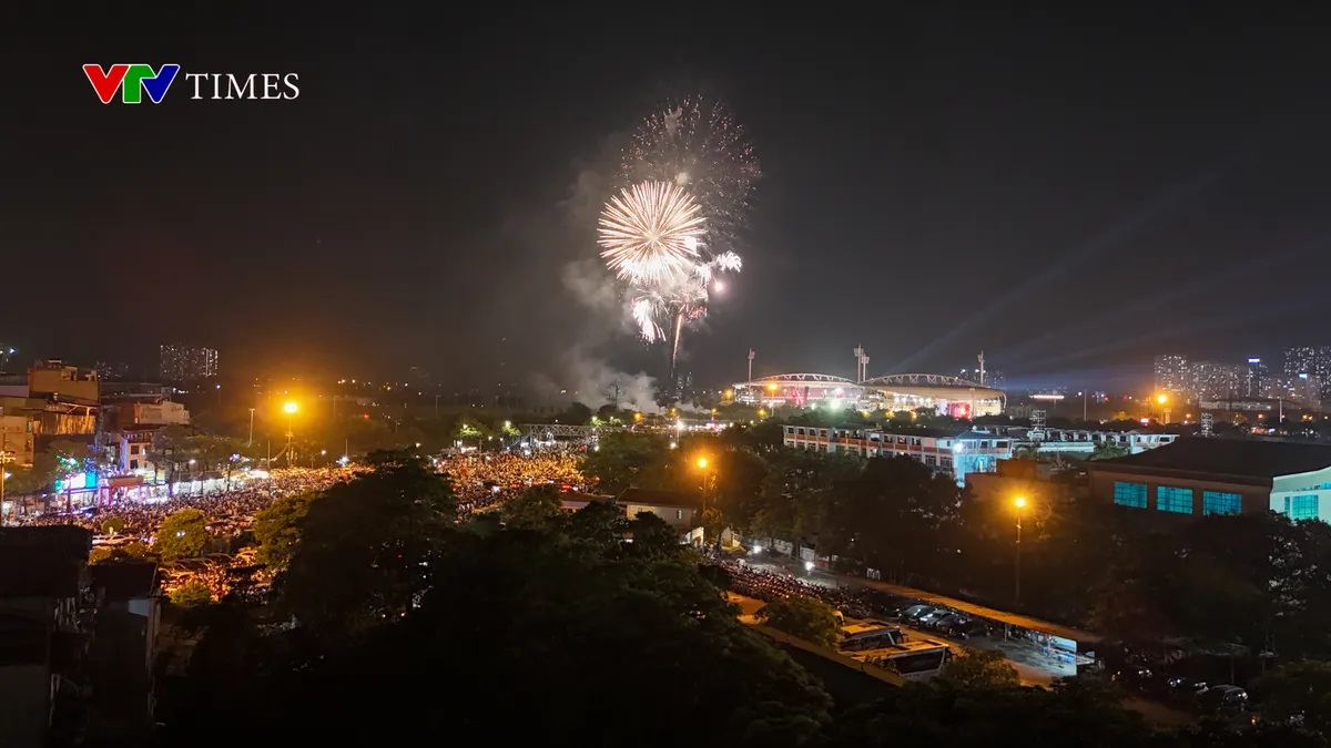 Hà Nội rực sáng pháo hoa mừng Quốc khánh, dòng người đổ về sân Mỹ Đình 2