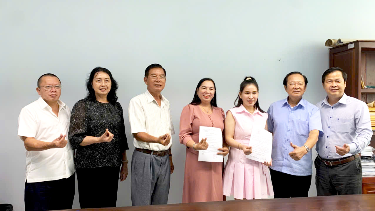 Chu tịch Nguyễn Việt Thắn trao Quyết định cho hội viên Hội TS Kiên Giang