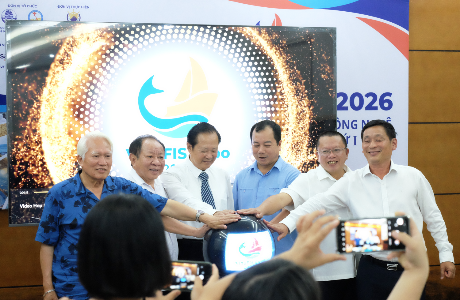 Lãnh đạo VinaFIS và Cục Thuỷ sản & Kiểm ngư bấm nút khai trương trang VinaFIS Expo 2026